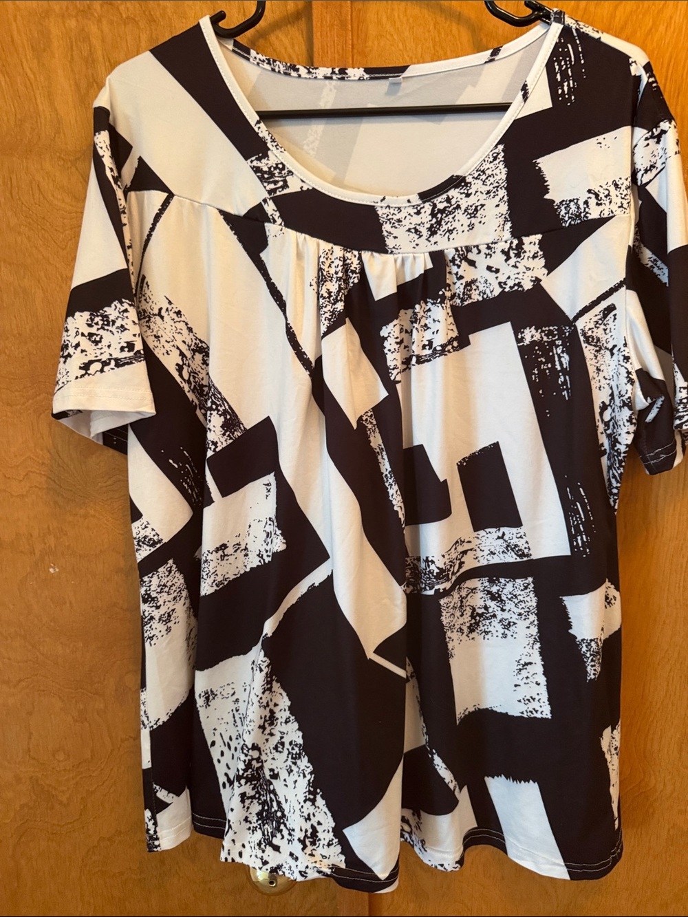 Women’s Black & White Abstract Scoop Neck Top
